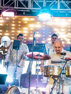 Percusión orquesta Tito valencia percusionista en Cali tocando con la orquesta La Universal Band