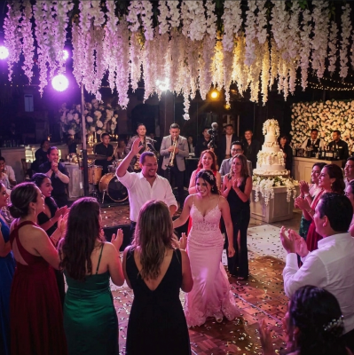 Novia disfrutando su boda mientras baila lo que toca la orquesta para bodas en Cali Novia disfrutando su boda mientras baila lo que toca la orquesta para bodas en Cali